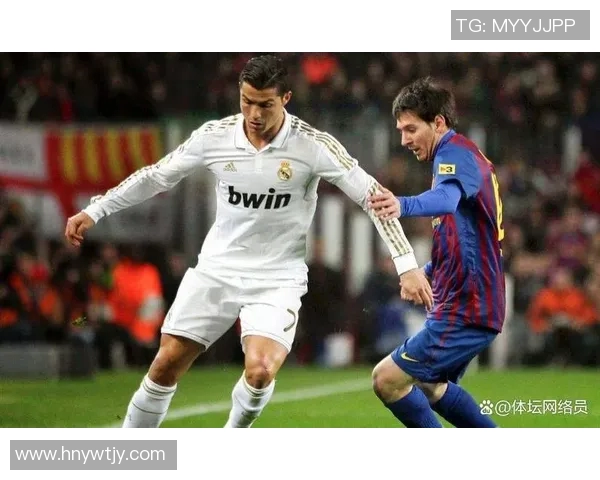 足球球星花式技巧创意大赏：从梅西到C罗的炫技风采与独特演绎